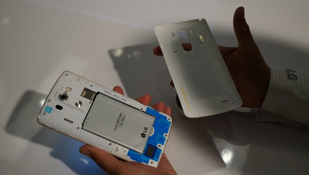 LG G3-style pop-up back panels are probably not coming back. | Image by Droid Life - Smartphones must have user-replaceable batteries by 2027. But not your iPhone. Here's why