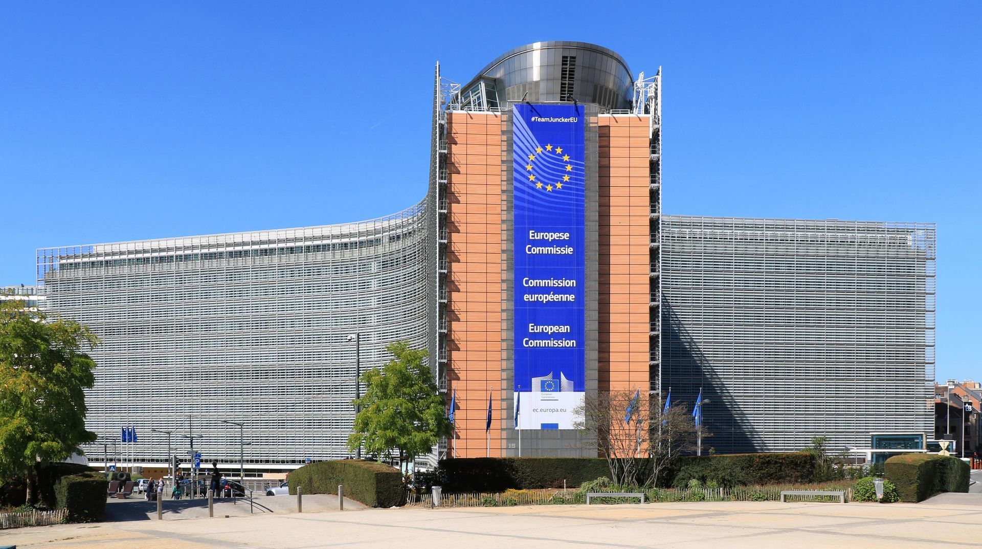 The European Commission building in&amp;nbsp;Brussels, Belgium. | Image by Wikipedia - Smartphones must have user-replaceable batteries by 2027. But not your iPhone. Here's why