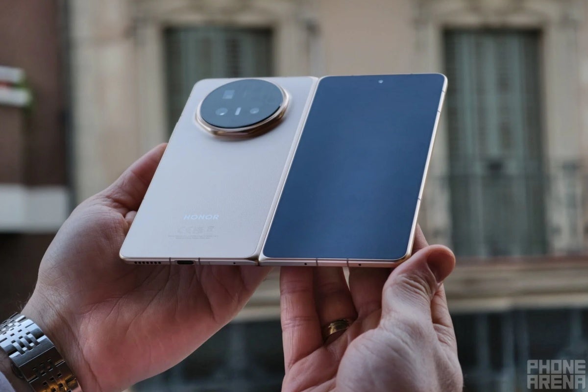 Honor Magic V6 hands-on photo