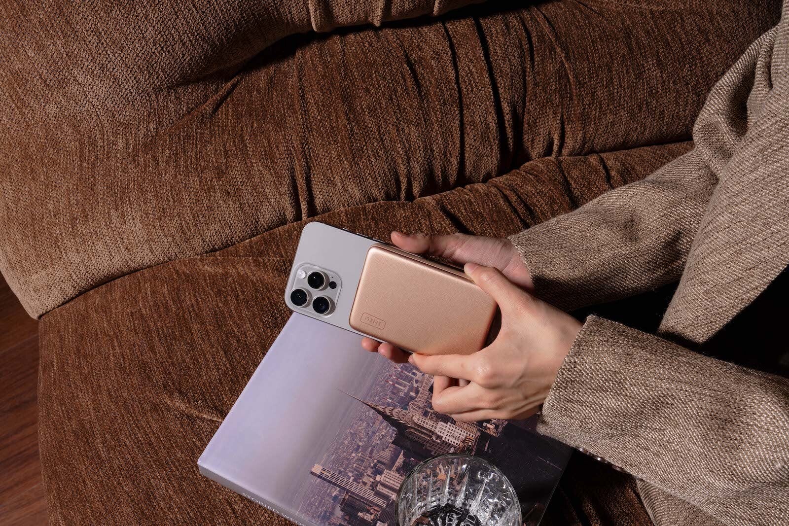 Slim, tapered, pretty | Image by Iniu - Sleek, very powerful: Iniu SnapGo Air magnetic power bank