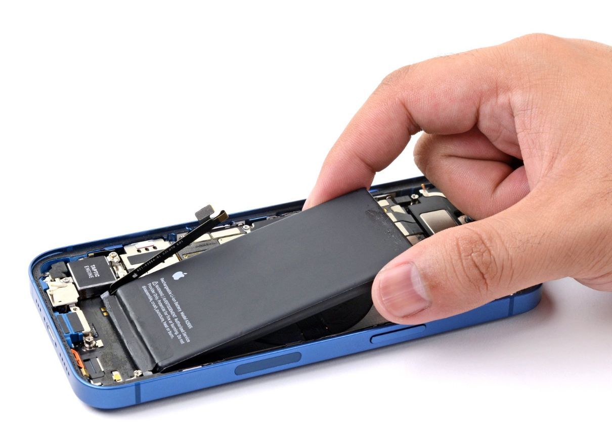 Sadly, changing the battery requires special tools. | Image by iFixit - The iPhone 13 has a major problem, and there&rsquo;s only one real fix