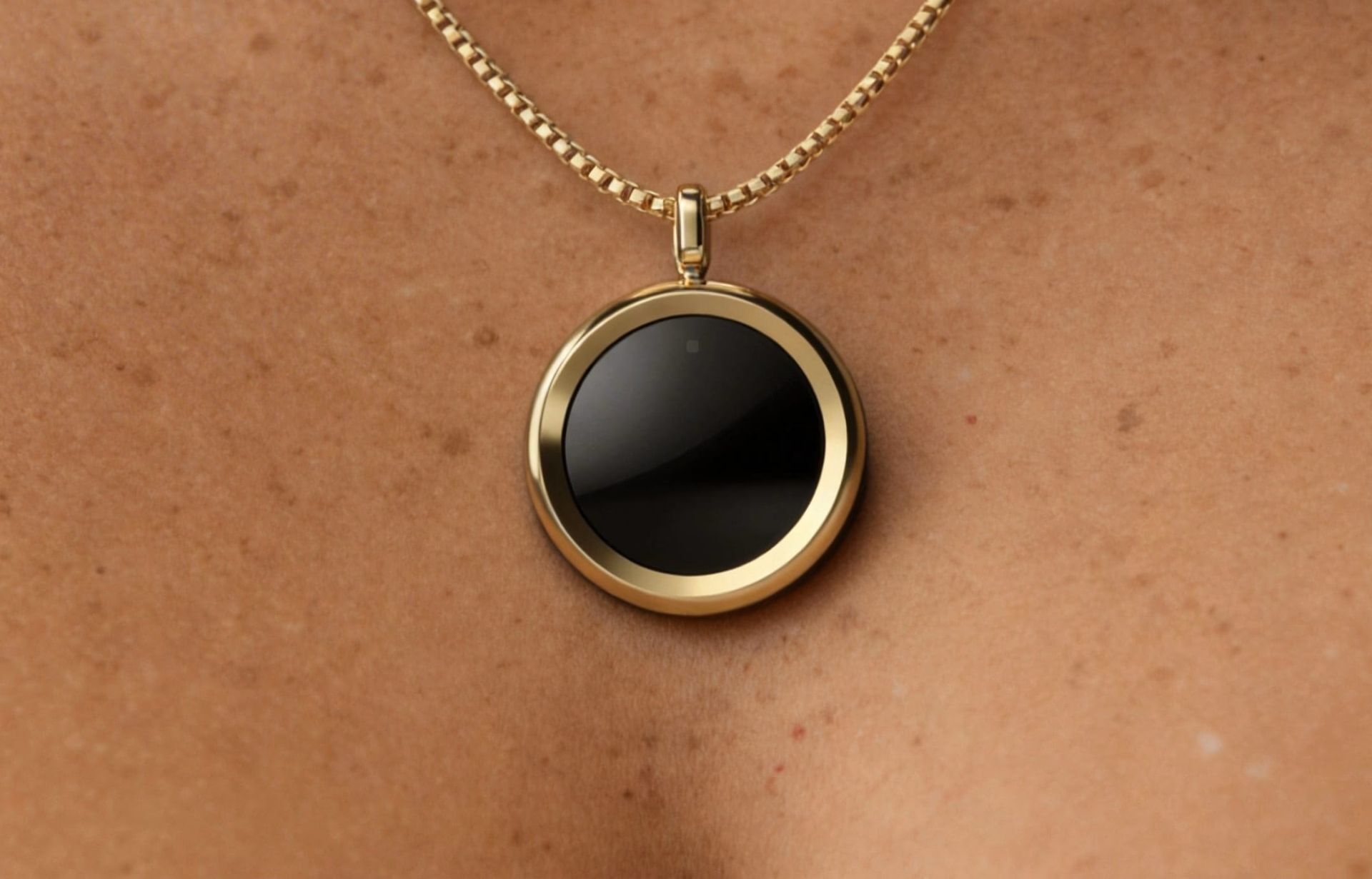 A stylish pendant that doubles as a smart UV tracker. | Image by The90 - This smart pendant can save your skin from sunburn