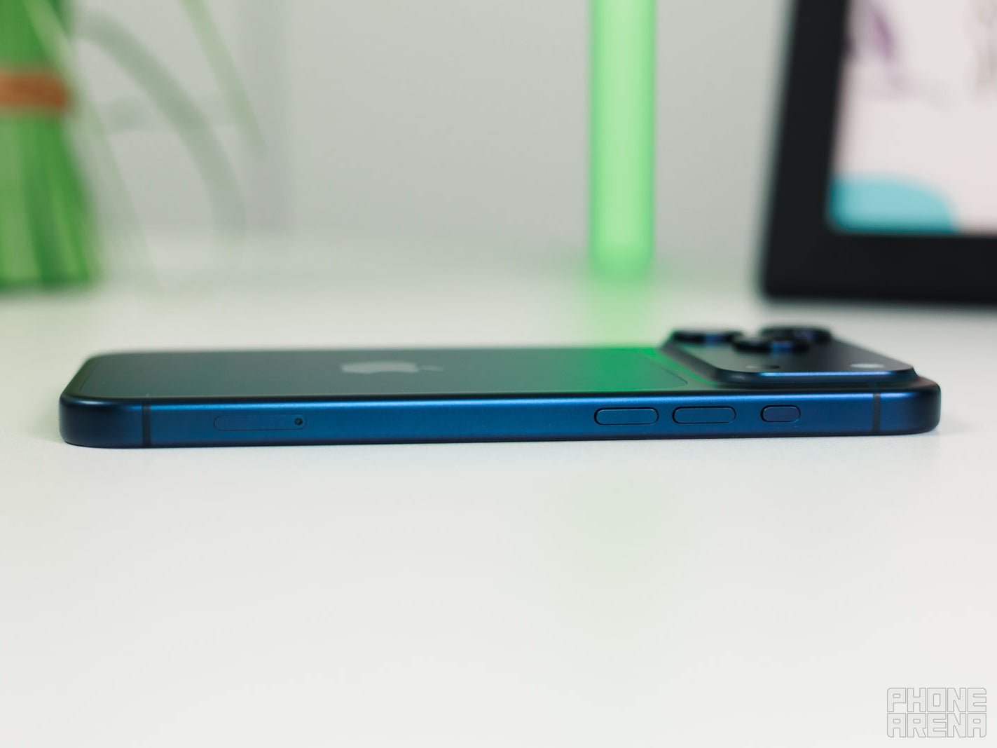iPhone 17 Pro Max side view thickness