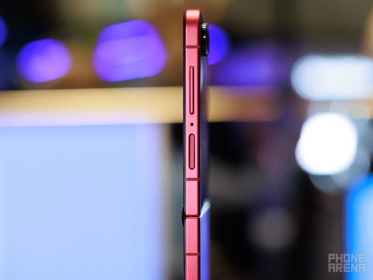 Samsung Galaxy Z Flip 7 thickness unfolded