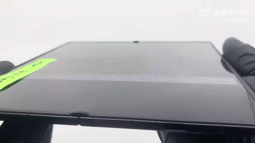 For all intents and purposes, we can classify this as a perfectly flat display. | Image by Setsuna Difital - Leaked Samsung Galaxy Z Fold 8 Ultra footage shows off a crease you can barely see