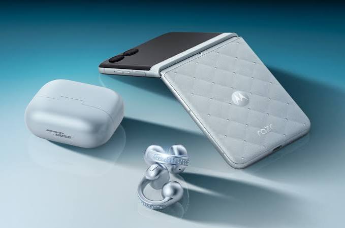 Last year's Motorola Swarovski bundle. | Image by Motorola - Here is your first look at the most dazzling Razr Motorola has ever made