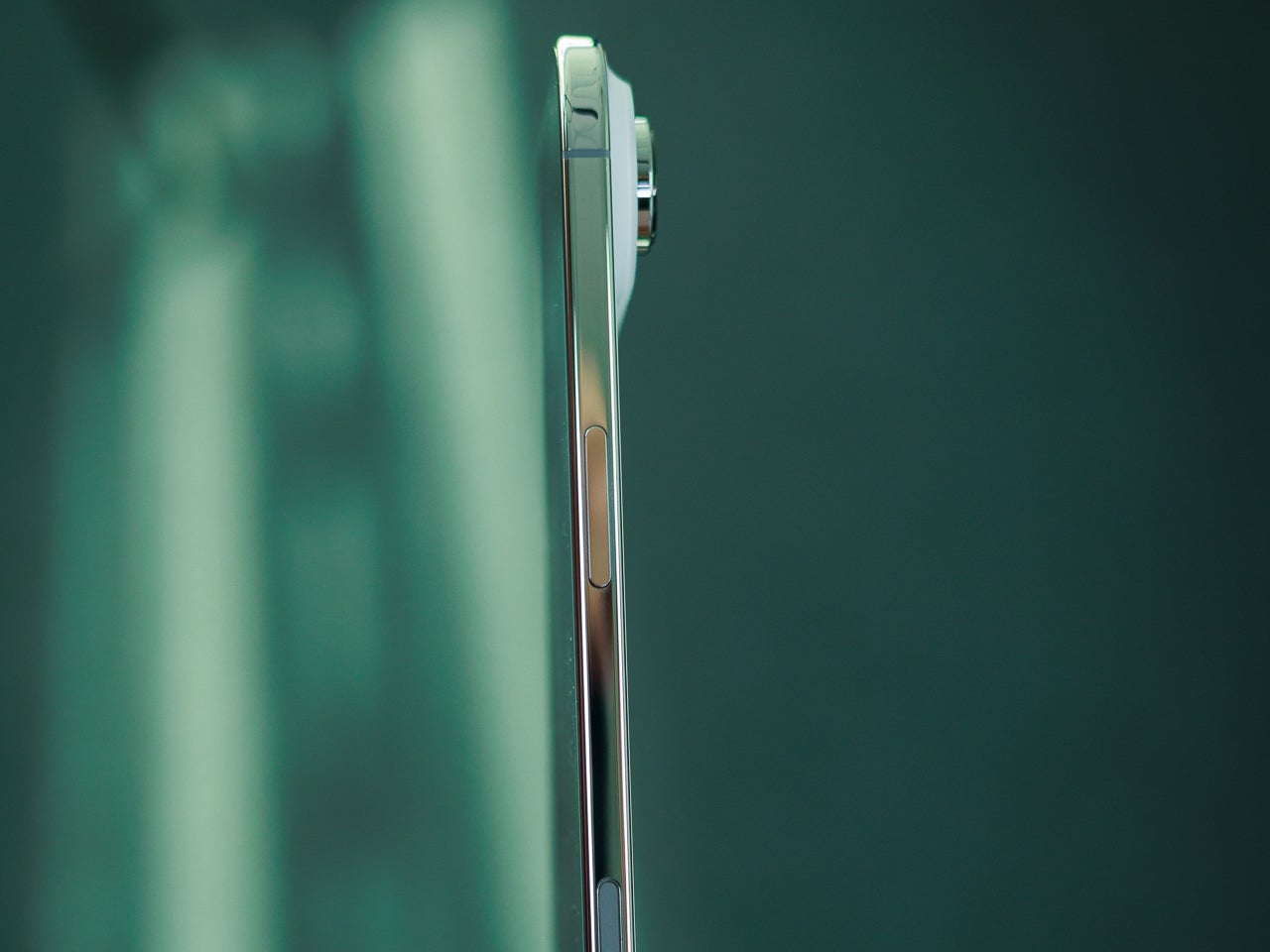 iPhone Air side view thickness