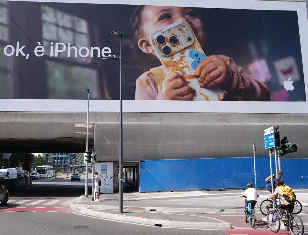 The original billboard that was the subject of controversy. | Image by la Repubblica - Apple takes down billboard that many felt promoted iPhone as a babysitter