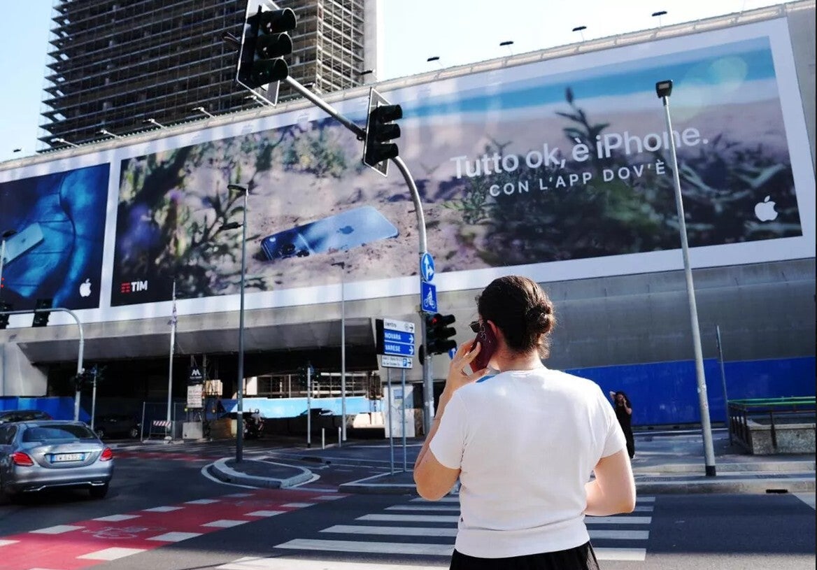 Apple replaced the billboard picture starring the toddler with this one. | Image by la Repubblica - Apple takes down billboard that many felt promoted iPhone as a babysitter