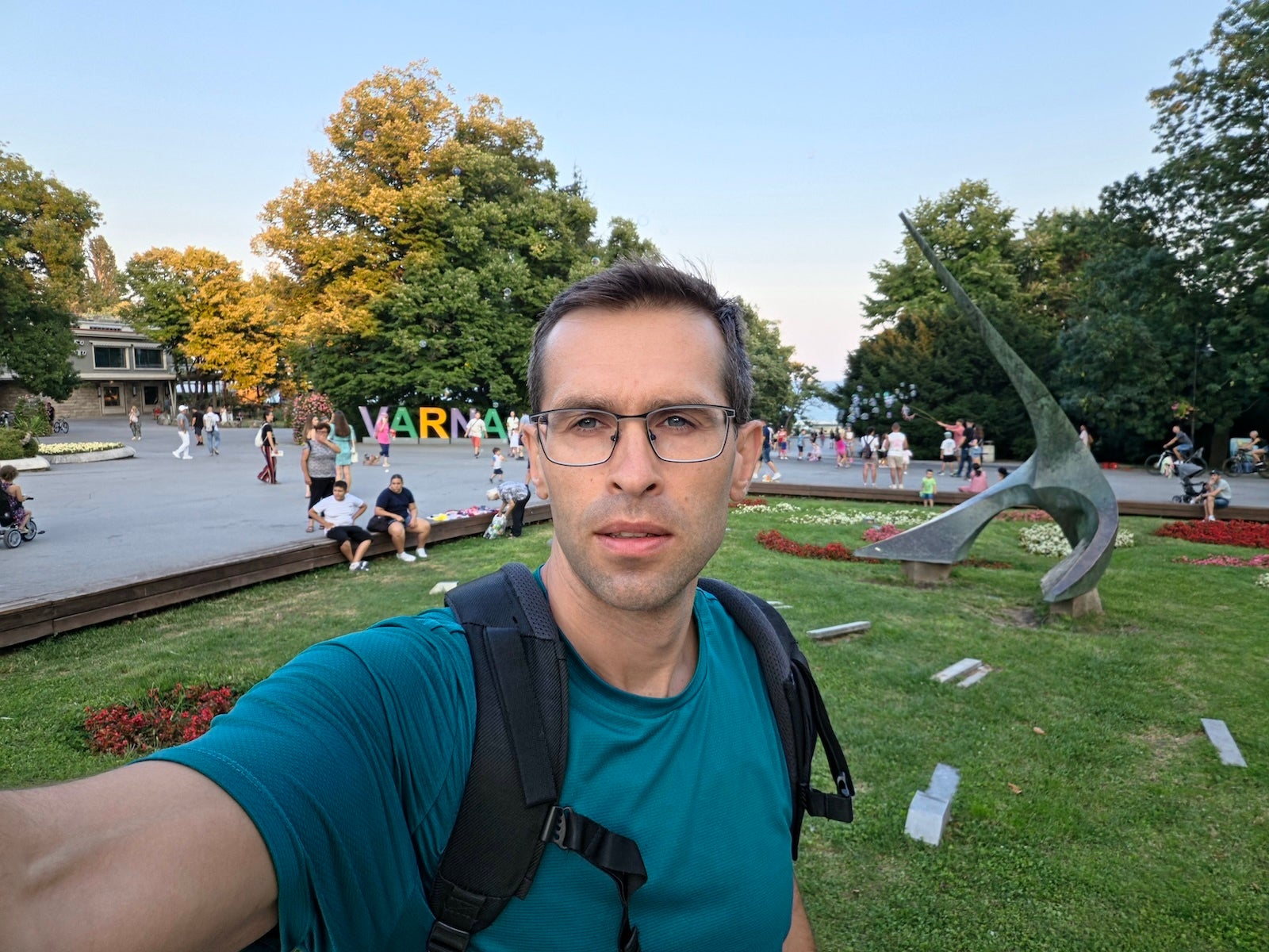 | - Samsung Galaxy Z Fold 8 Ultra vs Motorola Razr Fold: Sample Photos Comparison