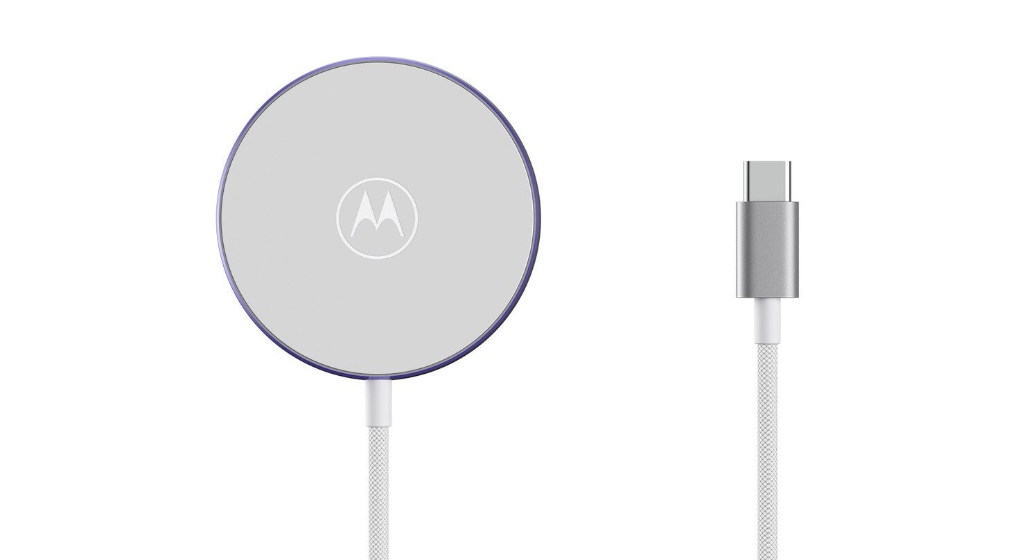 Image of the MOTO Snap magnetic wireless charger.