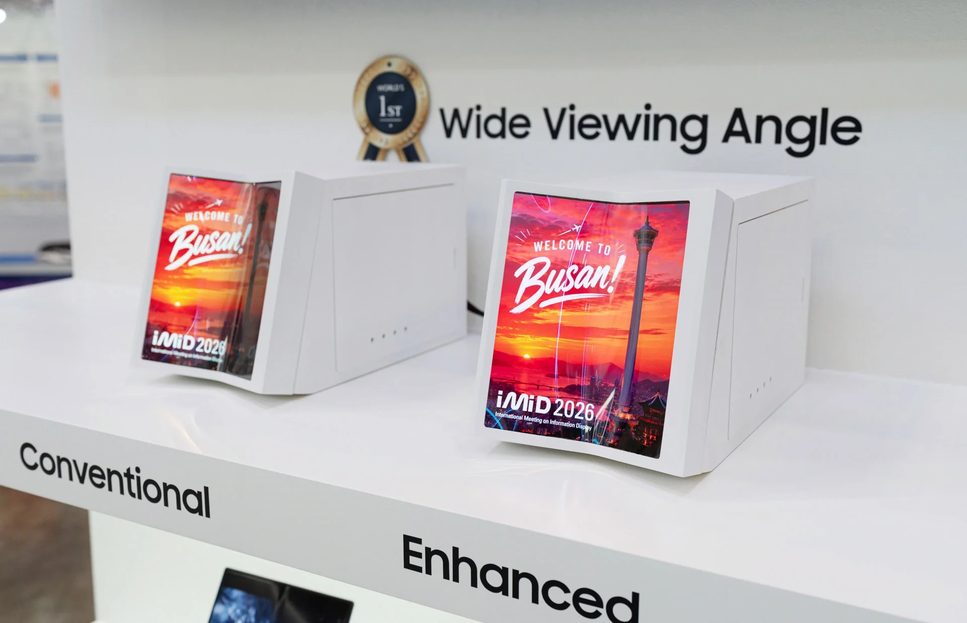Comparison between a conventional OLED screen and the new wide view OLED panel. | Image by Samsung - The Galaxy Z Fold 9 might be the first to solve the worst visual flaw on foldable phones