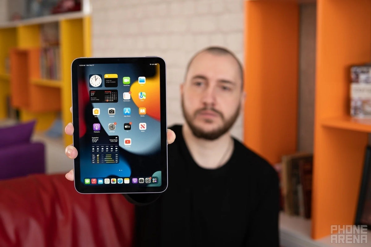 Apple iPad mini 6 in a user&amp;#039;s hand