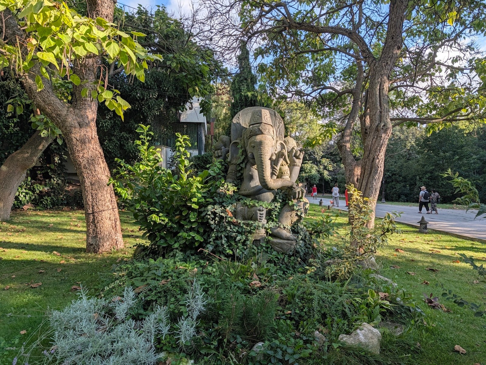 Pixel 11 Pro XL - | - Pixel 11 Pro XL vs iPhone 17 Pro Max: Sample Photos Comparison