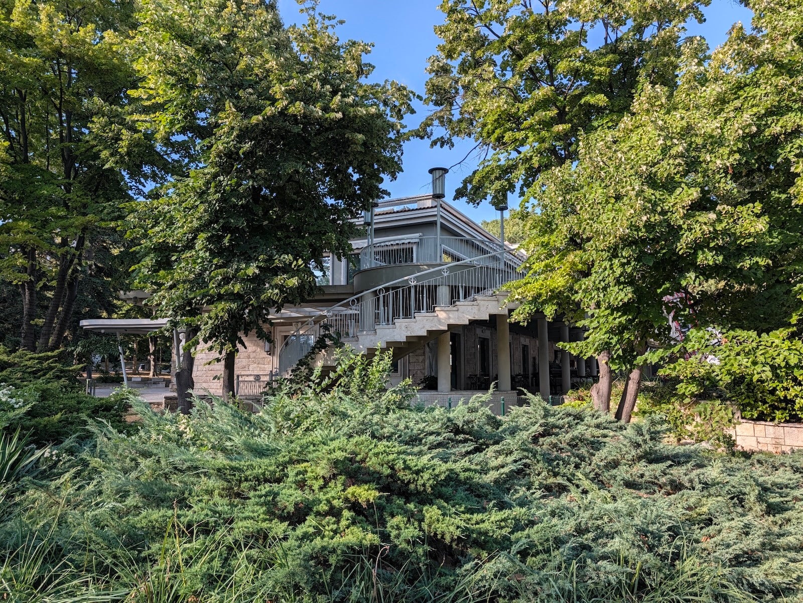 Pixel 11 Pro XL - | - Pixel 11 Pro XL vs iPhone 17 Pro Max: Sample Photos Comparison