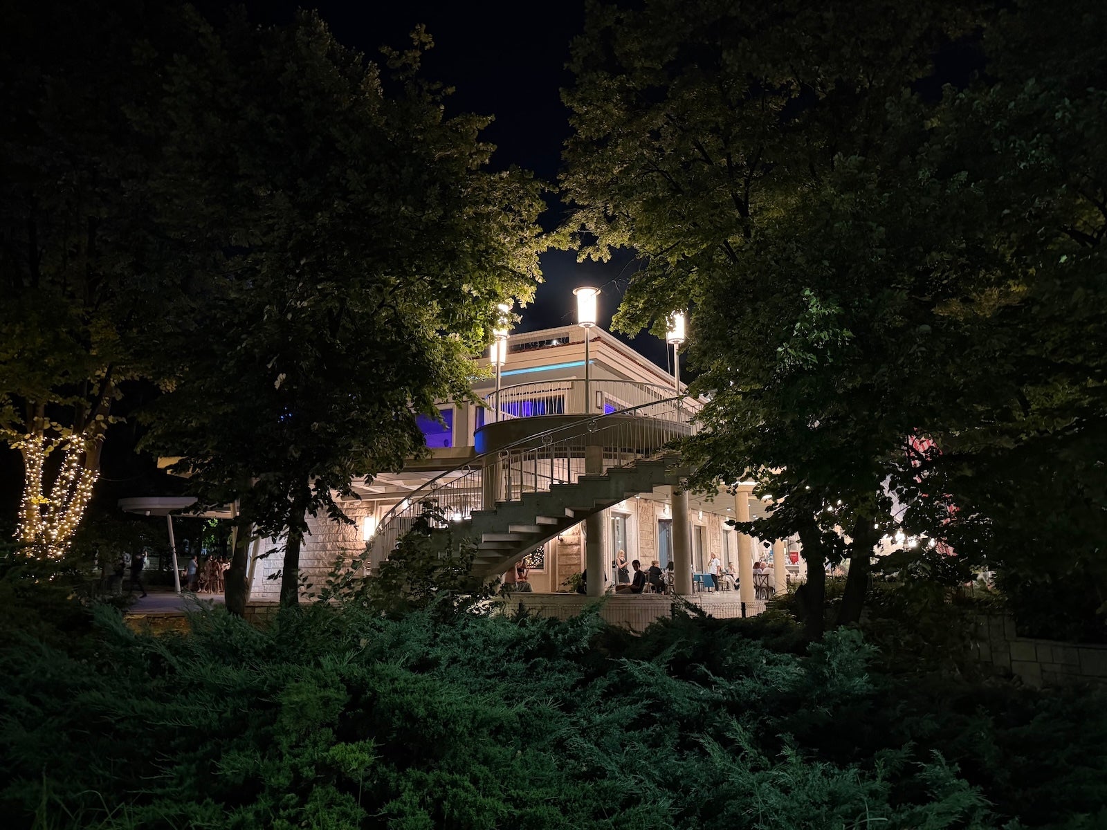 iPhone 17 Pro Max - | - Pixel 11 Pro XL vs iPhone 17 Pro Max: Sample Photos Comparison