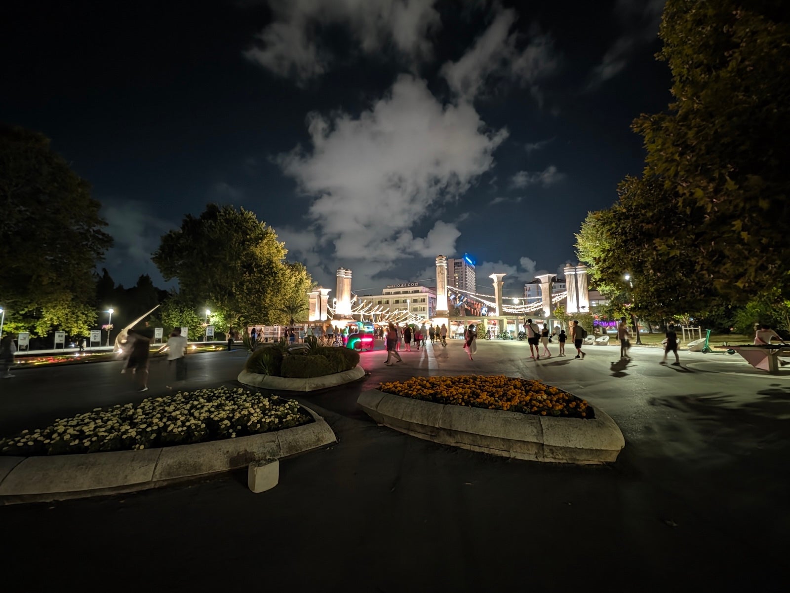 Pixel 11 Pro XL - | - Pixel 11 Pro XL vs iPhone 17 Pro Max: Sample Photos Comparison