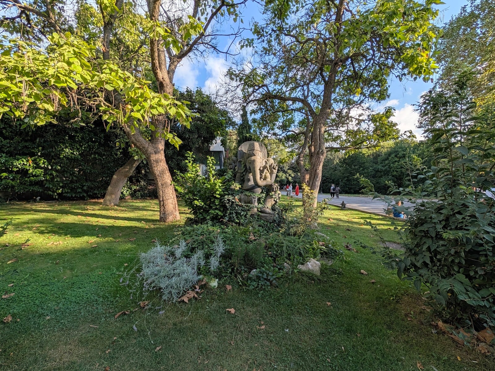 Pixel 11 Pro XL - | - Pixel 11 Pro XL vs iPhone 17 Pro Max: Sample Photos Comparison