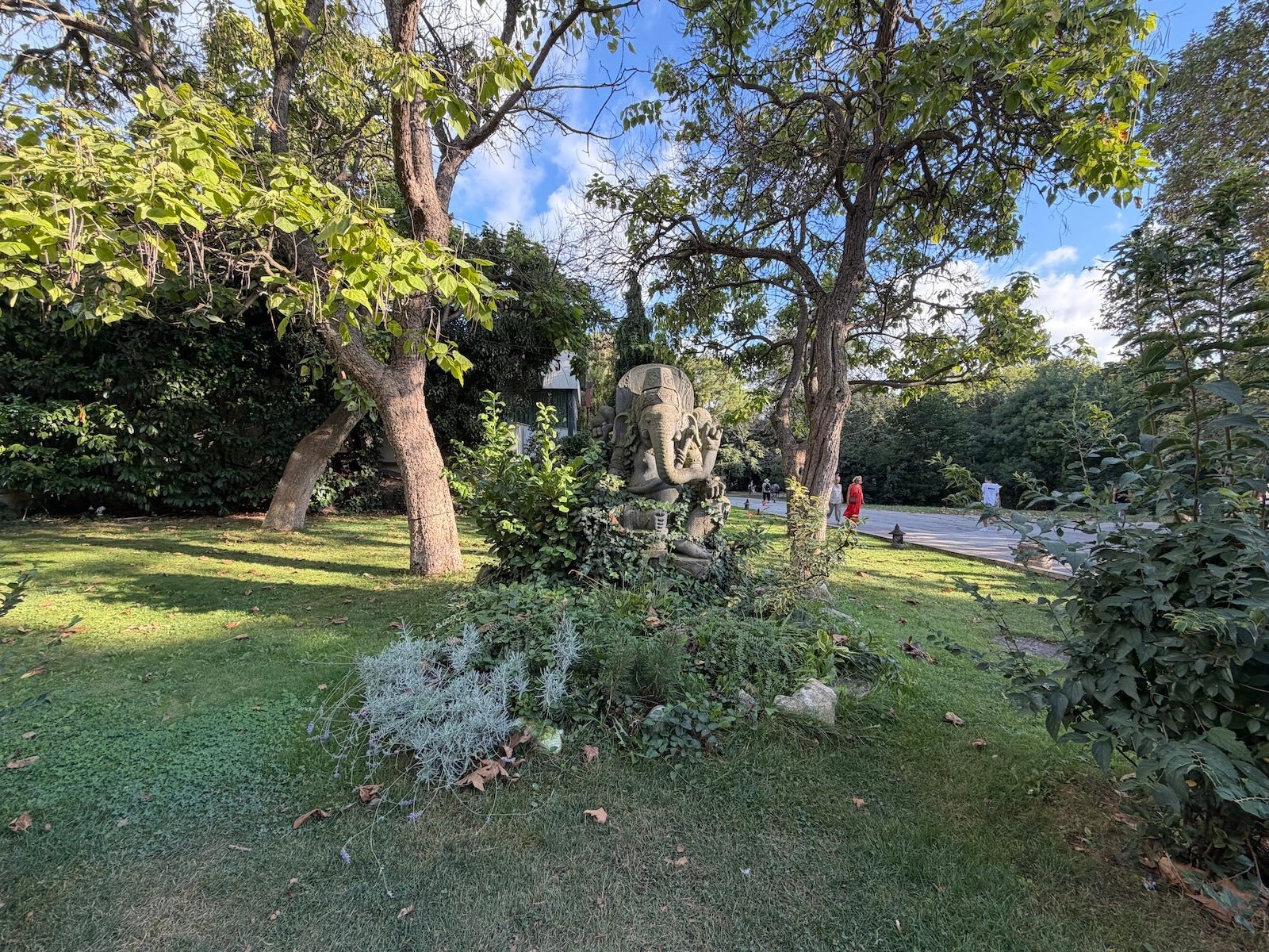 iPhone 17 Pro Max - | - Pixel 11 Pro XL vs iPhone 17 Pro Max: Sample Photos Comparison