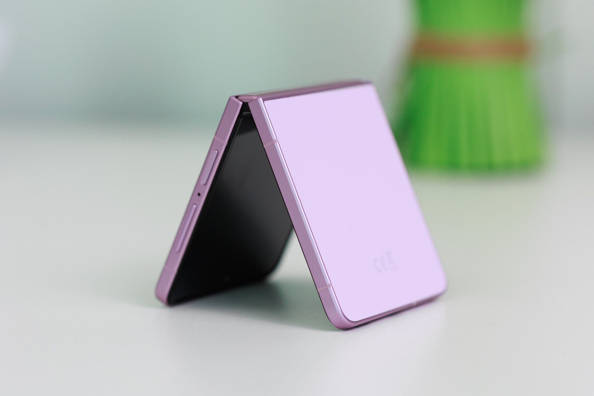 I used the Galaxy Z Flip 8: its tiny design changes matter more than the specs