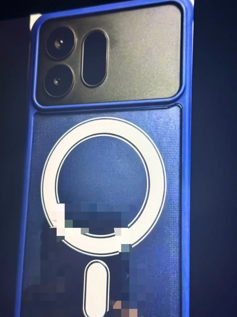 Case dummies of the Galaxy S27 Ultra.