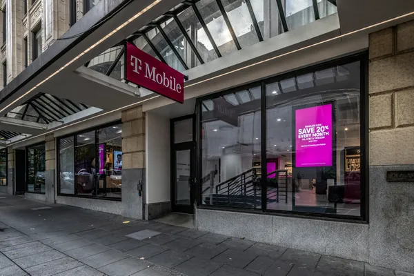 Photo of T-Mobile store in Seattle that is closing.