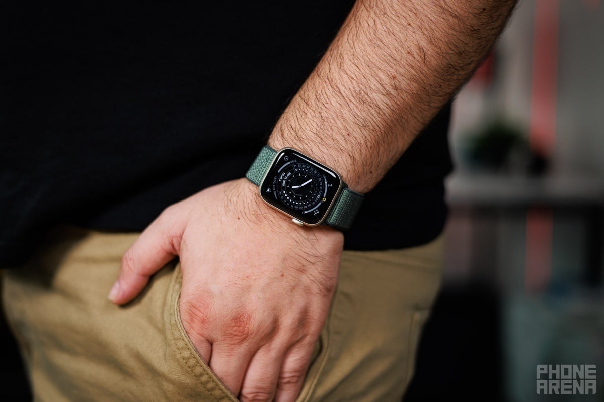 Apple Watch SE 3 on a user&amp;#039;s wrist