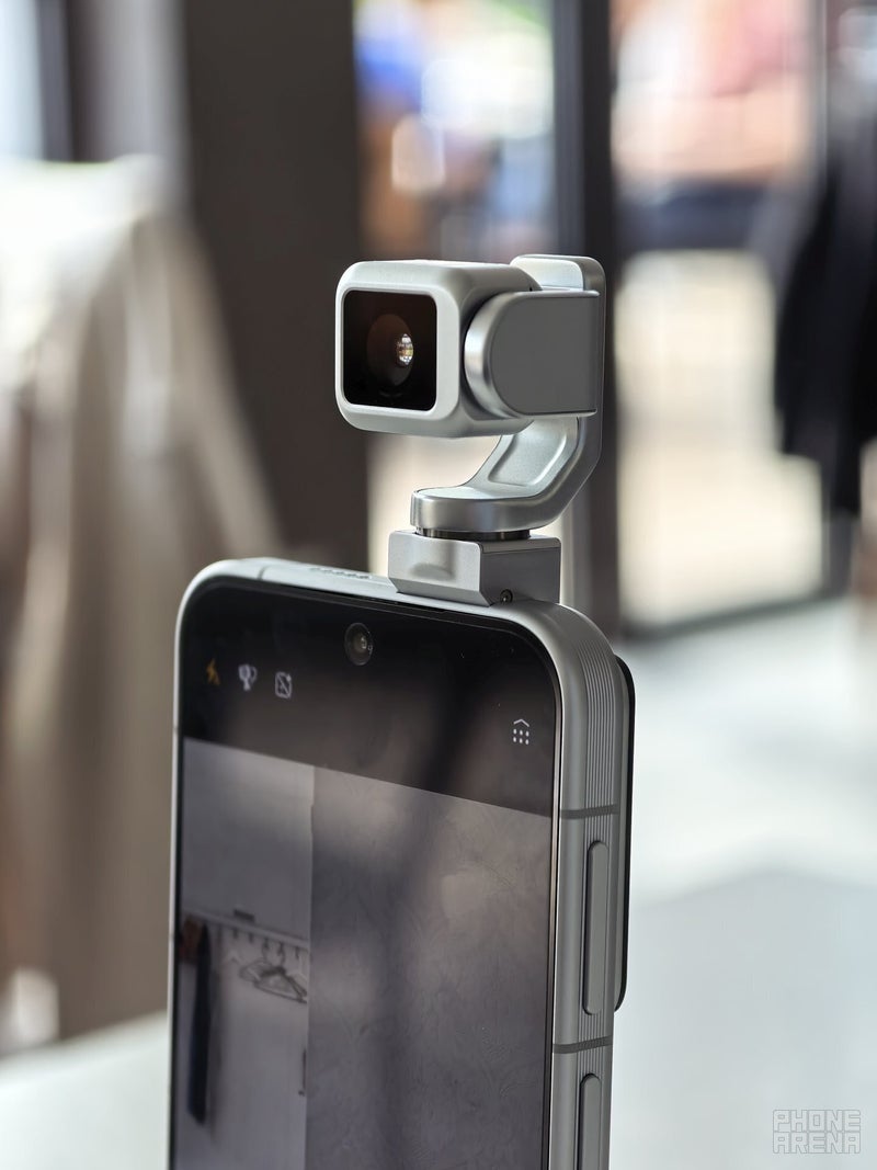 With the press of a button, the main camera pops out in a satisfying way. | Image by PhoneArena