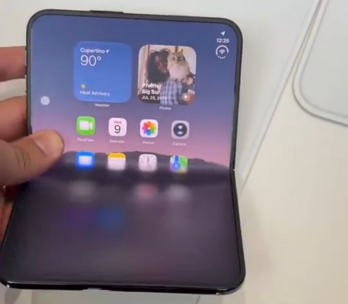 Foldable iPhone Duo under-display camera glare