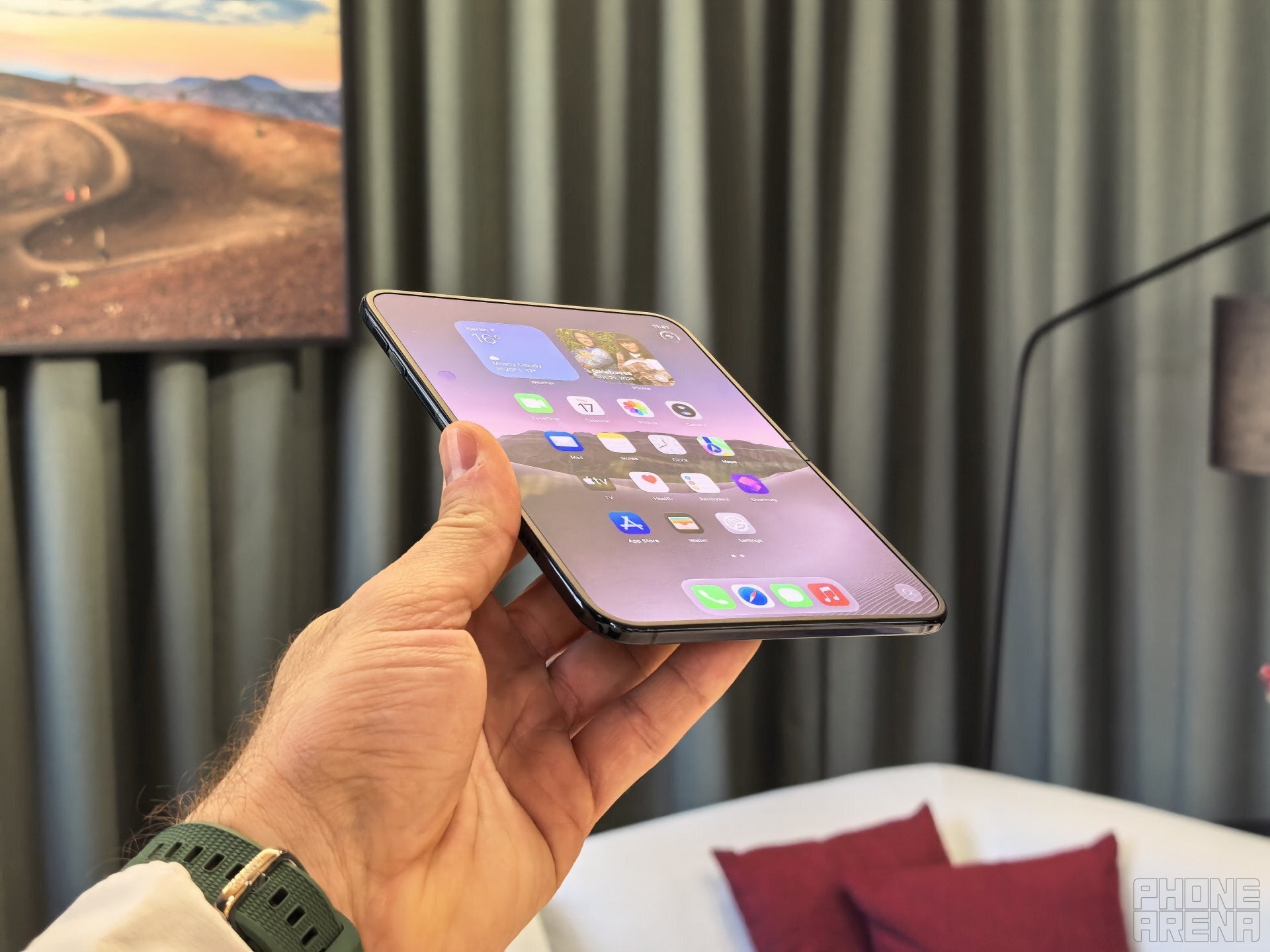 You can hardly see or feel the crease. | Image by PhoneArena - I tried Apple&rsquo;s iPhone Duo &ndash; Samsung should be worried
