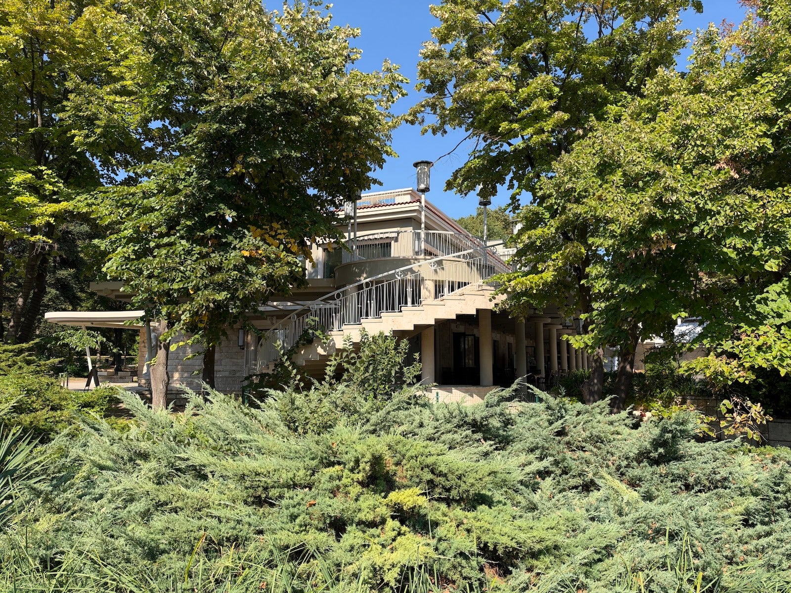 iPhone 18 Pro Max - | - iPhone 18 Pro Max vs Pixel 11 Pro XL: Sample Photos Comparison