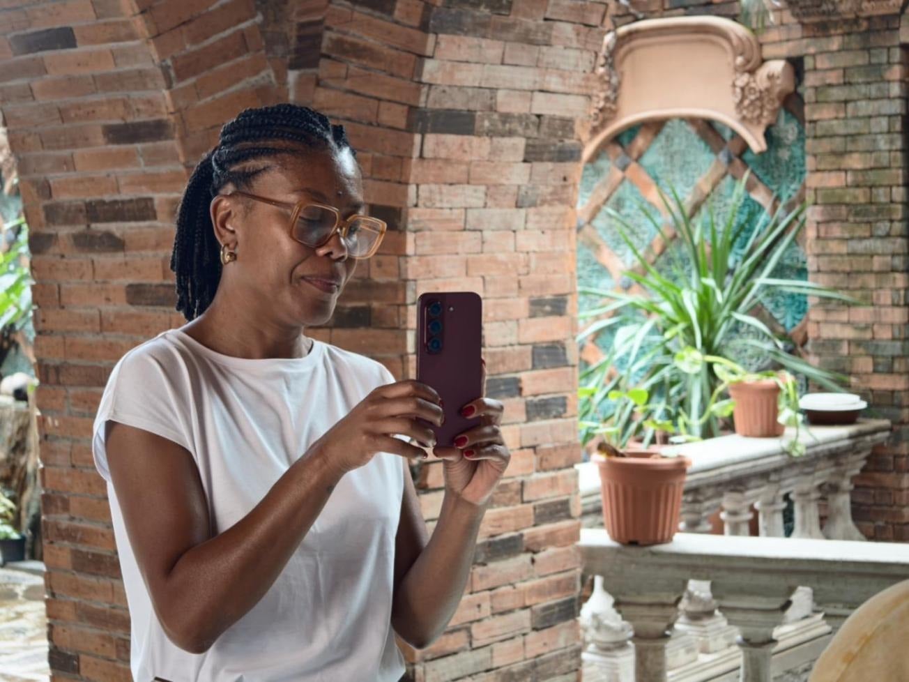 Ang&eacute;lica Dass in action. | Image by Tecno - She travels the world making portraits with a Tecno phone for its skin tone accuracy