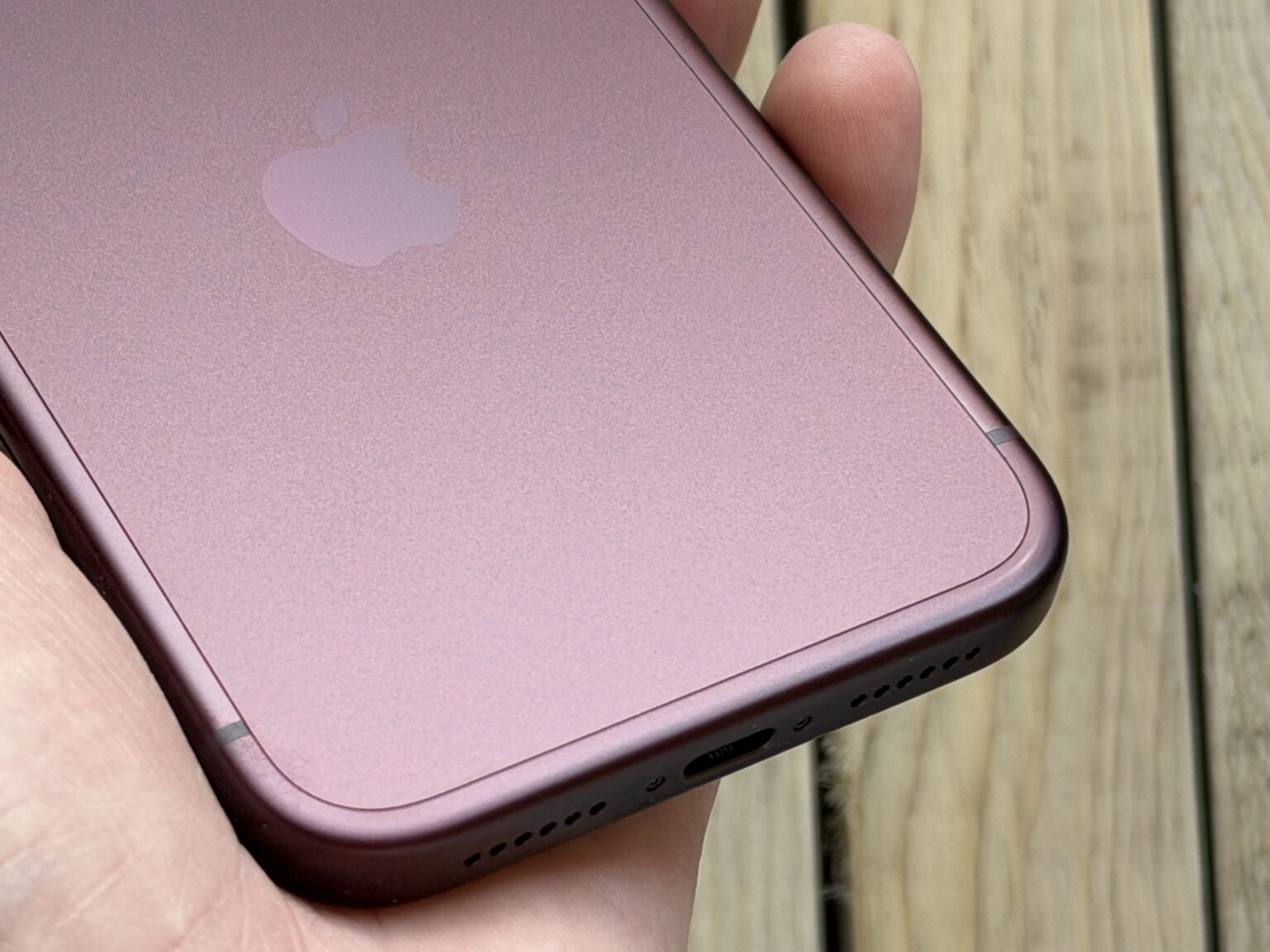 Burgundy iPhone 18 Pro Max paint issue