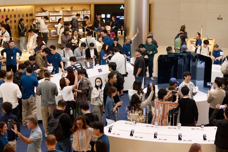 A big crowd visits the Apple Store&amp;nbsp;Jing'an in Shanghai, China to check out and check out with the iPhone Duo.&amp;nbsp;| Image by Apple - Apple Stores come alive as visitors check out (and checkout) the iPhone Duo, which receives iOS 27.1