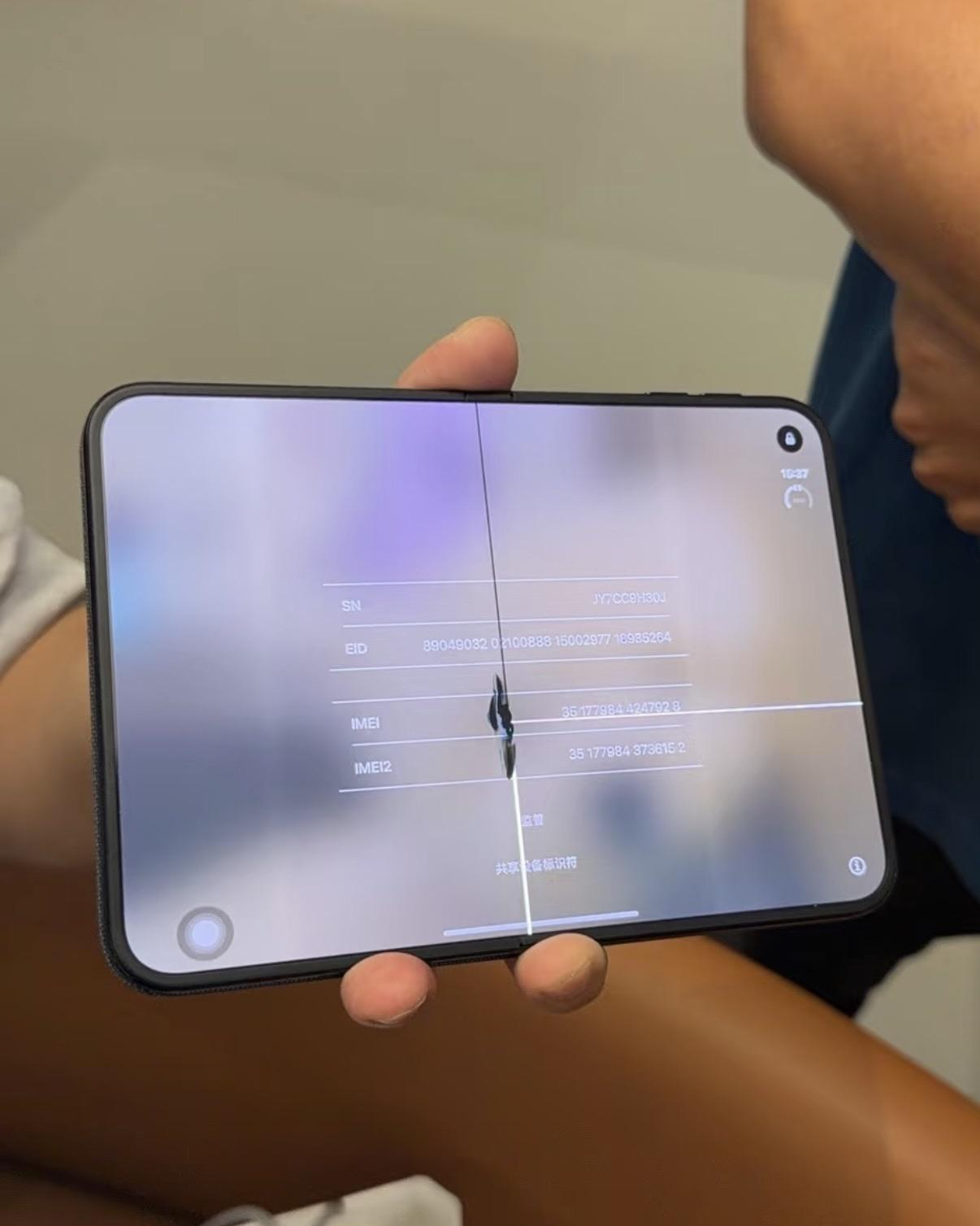 Cracked screen broken iPhone Duo