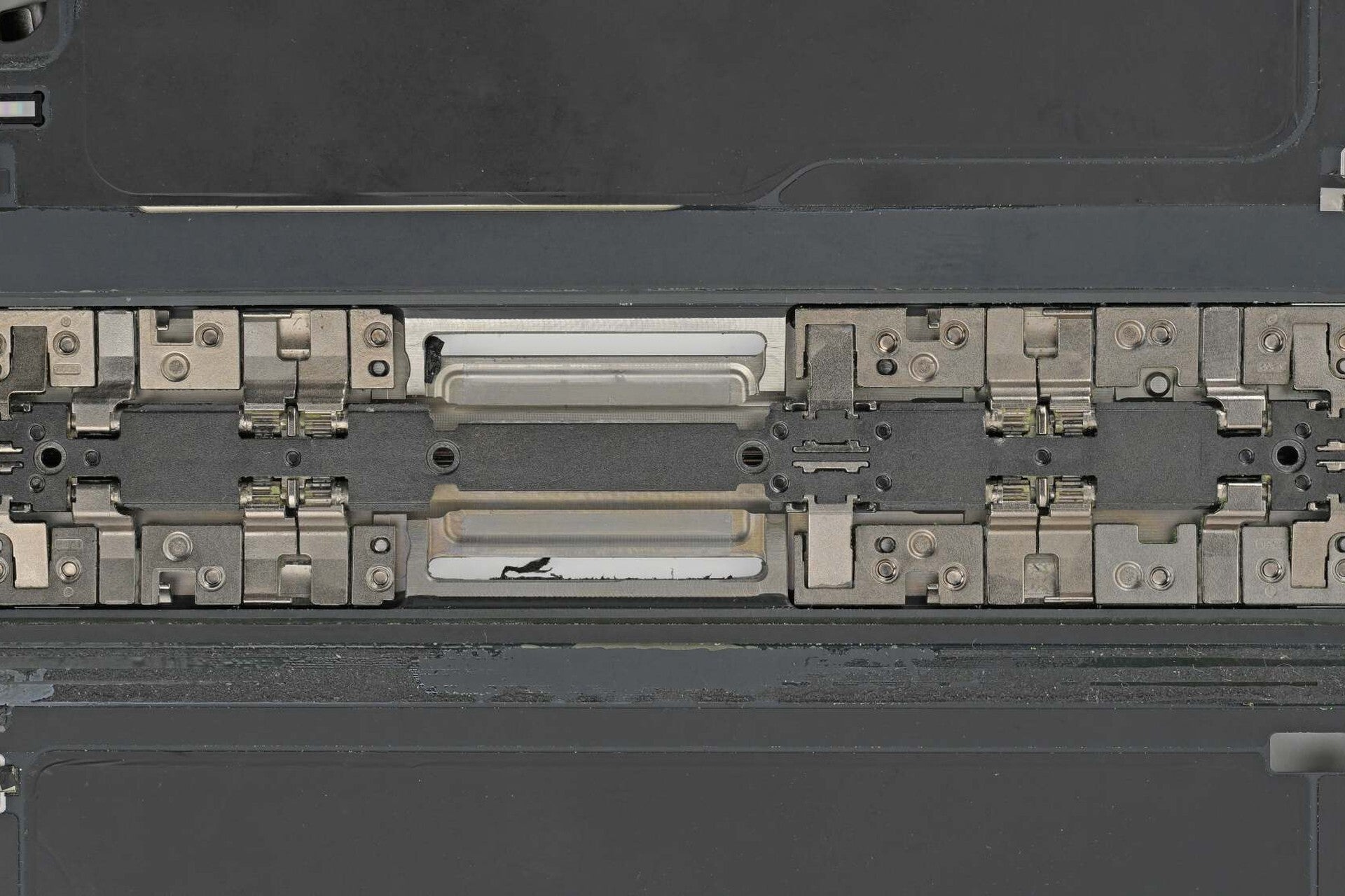 Close-up of the iPhone Duo hinge and its center support