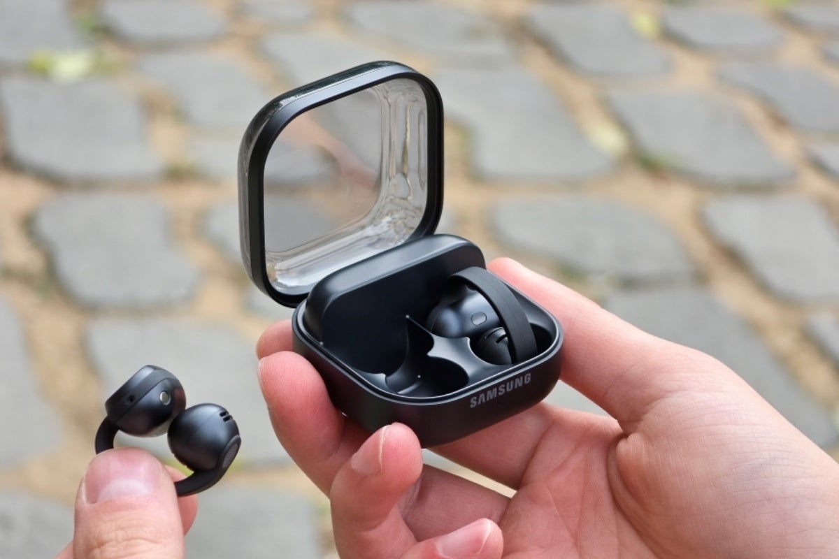 Samsung Galaxy Buds On with charging case