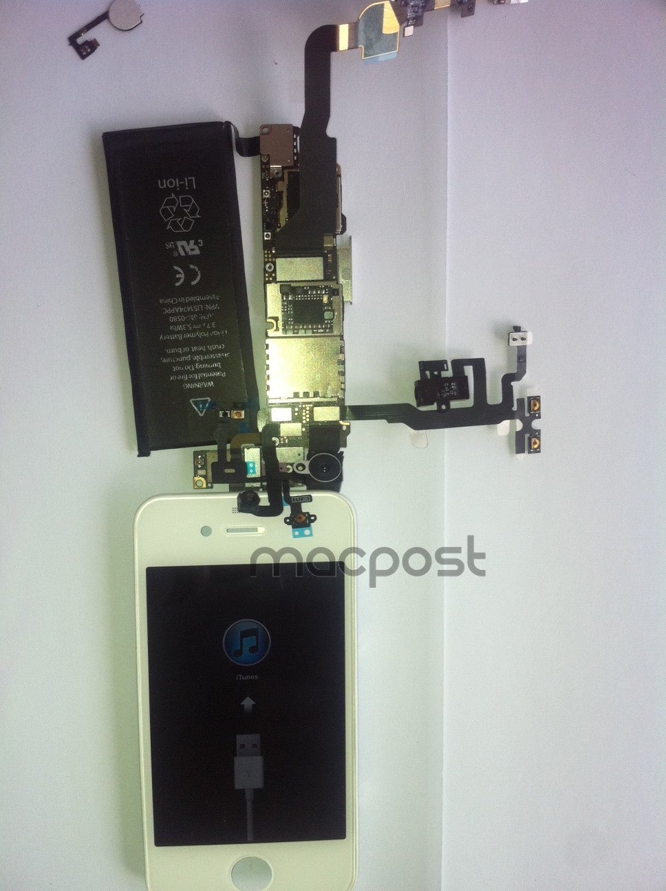 More alleged shots of the iPhone 4S internals leak, dual-core A5 stamped and ready to hum