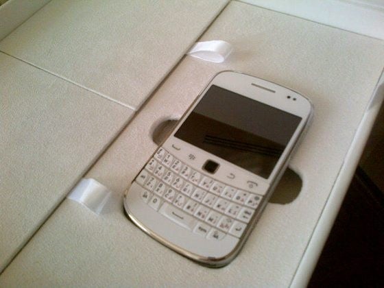 The BlackBerry Bold 9900 done "white" - BlackBerry Bold 9900 in white spotted and photographed