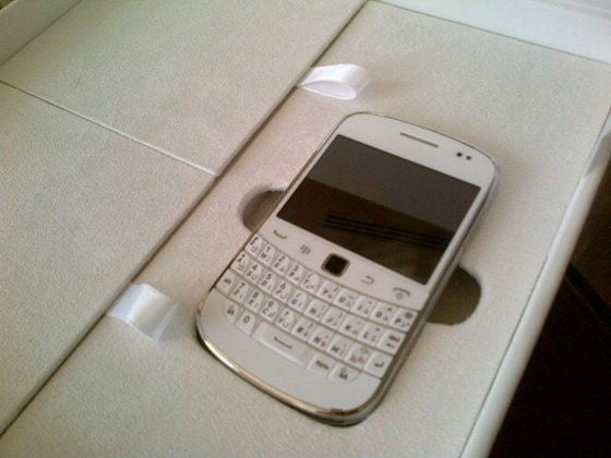 The BlackBerry Bold 9900 done &quot;white&quot; - BlackBerry Bold 9900 in white spotted and photographed