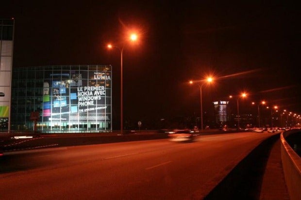 Nokia Windows Phone gets giant banner in France - Windows Phone gets 55 feet tall replica in Manhattan, giant banner in France