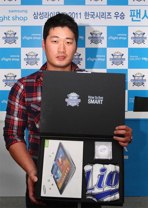 The Samsung Lions baseball team gets a commemorative Galaxy Tab 10.1 edition&quot;&amp;nbsp - The Galaxy S II arrives pretty in pink for South Korea, Samsung&#039;s baseball team gets a Galaxy Tab 10.1 Lions edition