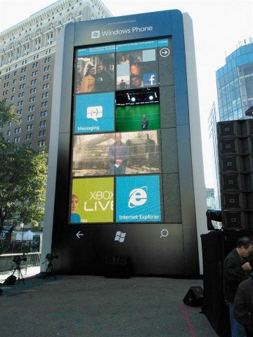 Windows Phone display in New York City - Giant Windows Phone display taking a trip to Paris