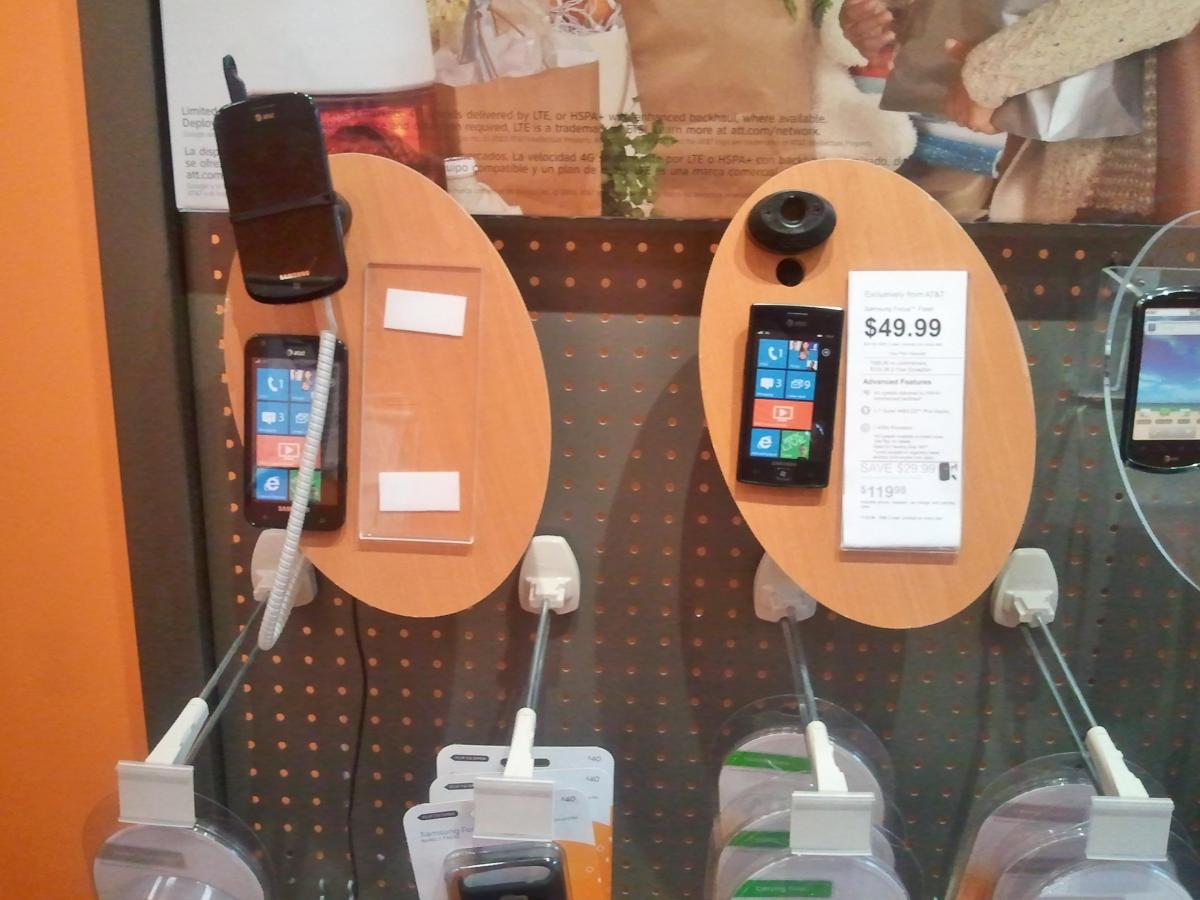 One AT&amp;T store uses the wrong display for the Samsung Focus S