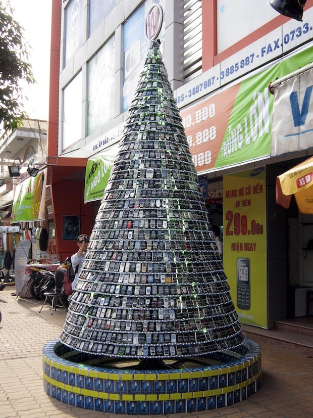 The Xmas Tree made up of used handsets - Christmas Tree made of cell phones rings in the holiday season