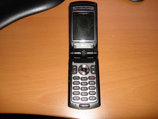 LG CU500 - new slim global 3G clamshell for Cingular