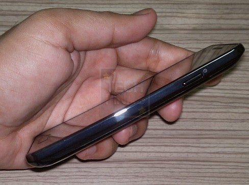 Side view of the GT-i9070 - More pictures of the Samsung GALAXY S Advance appear