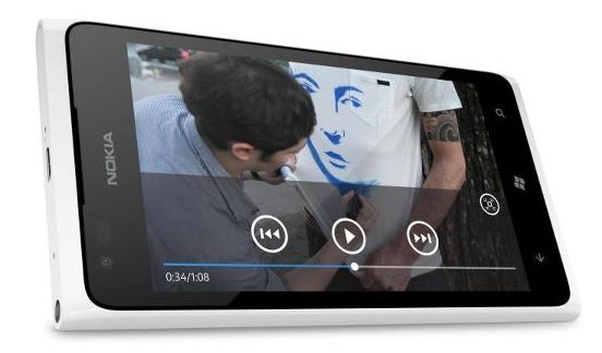 Nokia accidentally leaks an international white Lumia 900?