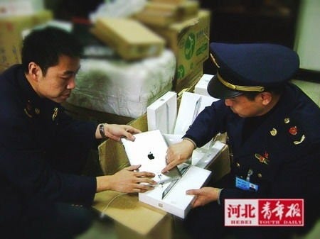 Apple iPad 2 being seized for trademark infringement from a local Chinese retailer - iPad 2 seized from Chinese law enforcement after Apple lost the trademark dispute with Proview