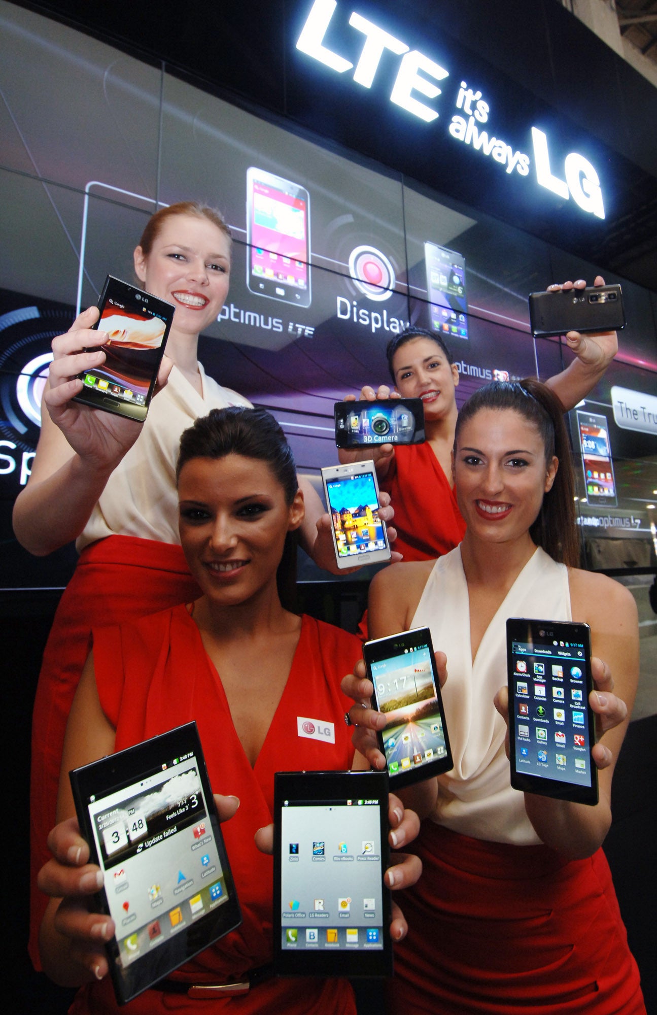 LG teases its new tagline &quot;LTE, it&#039;s always LG&quot; with the trademark girls-plus-phones combination